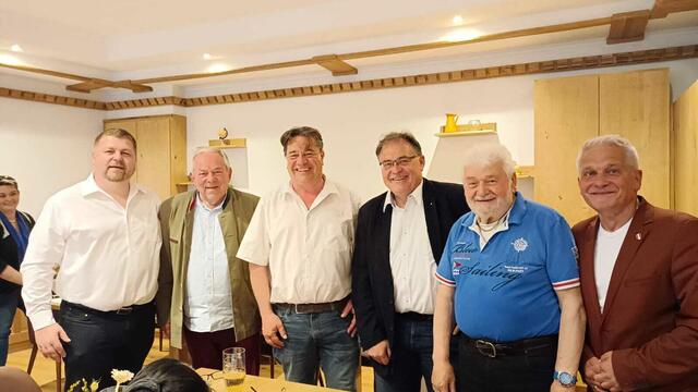 Ehrenurkunden wurden verliehen für 25 Jahre Treue:
Am Bild: Andreas Spanring, Helmut Gröschel, Klemens Kofler, Karl-Heinz Drlo, Siegfried Maier, Christian Lausch (v.l.) | Foto: FPÖ Horn