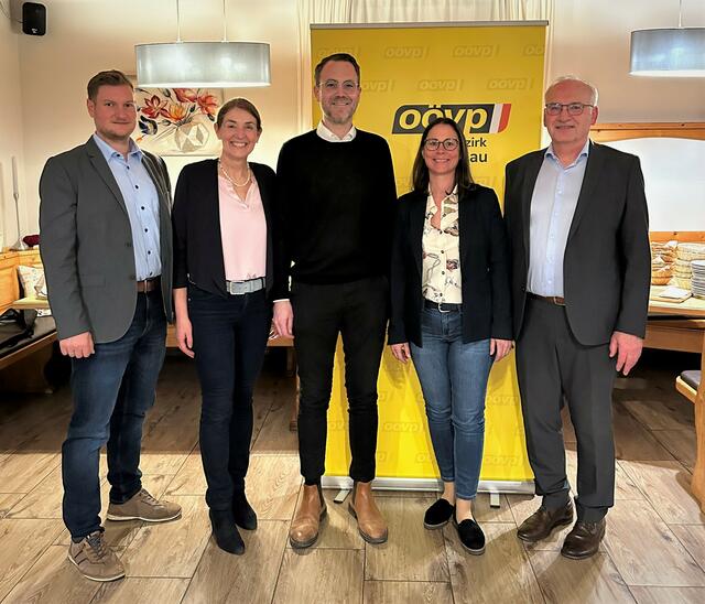 Bezirksgeschäftsführer Michael Huber, Nationalratsabgeordnete Andrea Holzner, Johannes Danner-Leithner, Vizebürgermeisterin Nina Wolfgruber und Bürgermeister Valentin David. | Foto: OÖVP St. Pantaelon