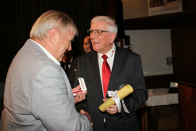 Anton Schober erhielt von Präsident Werner Weinhofer die Henry-Dunant-Medaille. | Foto: Cescutti
