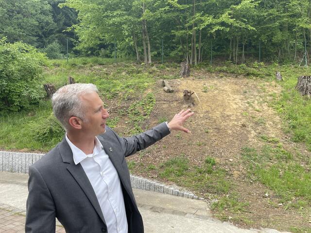 Bürgermeister Michael Strasser erklärt wie der Garten angelegt wird.  | Foto: Martina Schweller