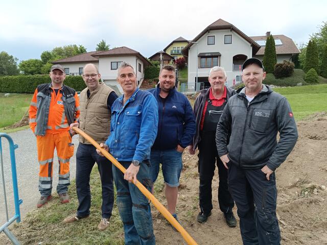 Bauhofmitarbeiter Dominic Pöheim, Bürgermeister Thomas Heissenberger, Alfred Mantsch und Michael Blazek (Fa. Lackner), Eduard Kager und Wolfgang Beier (Fa. Lackner). | Foto: Gemeinde