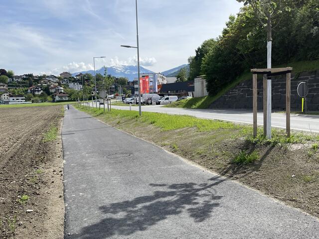 Der Begleitweg von Volders in Richtung Wattens wurde mit dem Schüttmaterial der Postgründe angehoben und im Anschluss asphaltiert.