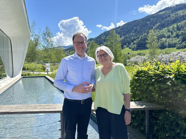 NEOS Klubobmann Dominik Oberhofer und NEOS Wattens Gemeinderätin Maria Schaffenrath in Wattens | Foto: Neos Tirol
