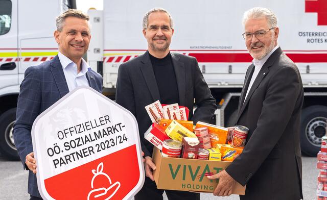 Von links: Landesrat Wolfgang Hattmannsdorfer, Vivatis-Geschäftsführer Gerald Hackl und Walter Aichinger, Präsident des Roten Kreuzes OÖ. | Foto: Vivatis