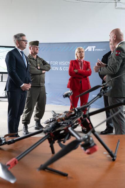 Finanzminister Brunner und Verteidigungsministerin Tanner mit dem Bundesheer. | Foto: Gunter Pusch, Bundesheer