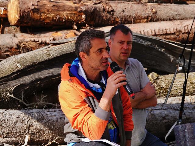 Berni Walzer bei der morgendlichen Fahrerbesprechung, Thomas Katzensteiner lieferte Insider-Infos.