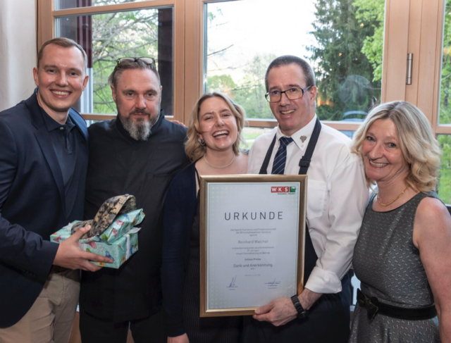 Familien Mayer mit Restaurantleiter &amp; Sommelier Reinhard Walcher der auch sein 20 jähriges Jubiläum auf Schloss Prielau feiert.  | Foto: Andreas Kolarik