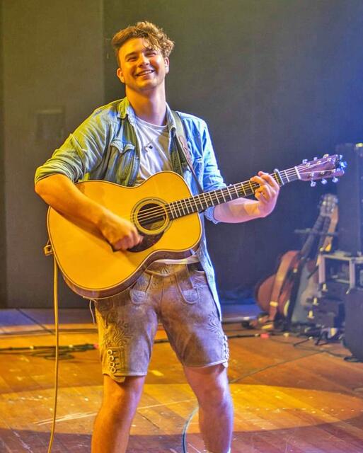 Chris Steger freut sich auf seine erste Live-Tour "So Noh Wie Nia" im November und Dezember 2024 und bespielt vorab seine Fans in Bisamberg. | Foto: zVg.