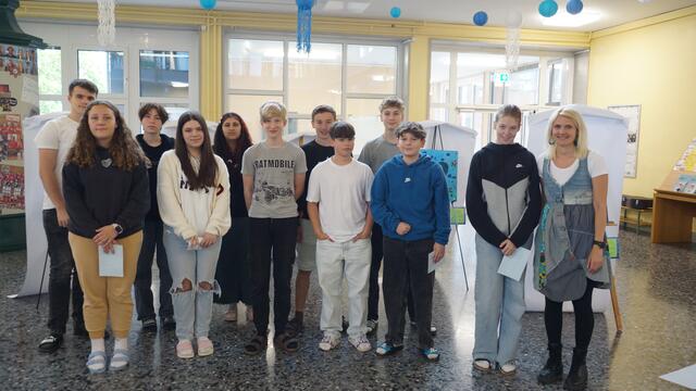 Die Künstlerinnen und Künstler mit Lehrerin Silvia Hemmer (r.) bei der Vernissage in der Mittelschule Voitsberg | Foto: Schrapf