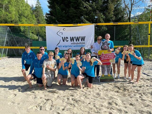 Der Volleyballclub Wir Wipptaler Wolleballer konnte sich im Rahmen der BILLA Aktion den Wunsch von zwei neuen Ballkörben erfüllen. | Foto: © VC WWW