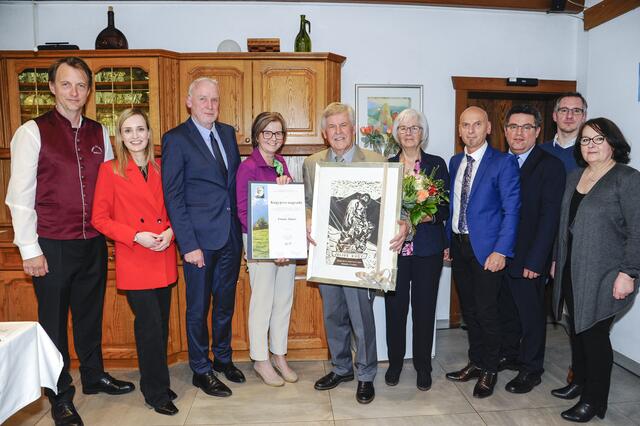 Obmann Bernard Sadovnik und die stellvertretende Obfrau Zalka Kuchling überreichten Franz Starz die Auszeichnung im Namen der Gemeinschaft der Kärntner Slowenen und Sloweninnen | Foto: Stefanie Starz