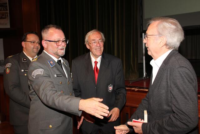 Auch Bezirksgeschäftsführer Aldo Striccher gratulierte Josef Moritz. | Foto: Cescutti