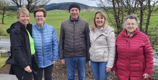 Bezirksbäuerin Johanna Miesenberger (2.v.r.) am Hof der Familie Pointner in Windhaag bei Freistadt. | Foto: Privat