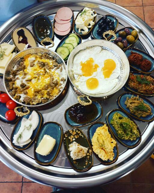 Im Simit Diyari kann man sich durch unzählige orientalische Köstlichkeiten probieren. | Foto: Simit Diyari