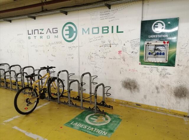 Die FPÖ Linz drängt erneut auf eine rasche Sanierung des Busterminals am Linzer Hauptbahnhof. Verwendet werden sollen die Mittel aus dem "Gemeinde-Hilfspaket". Seitens des Landes OÖ ist eine Sanierung bereits beschlossen. Die Finanzierungszusage der Stadt fehle jedoch immer noch. | Foto: Radlobby Linz