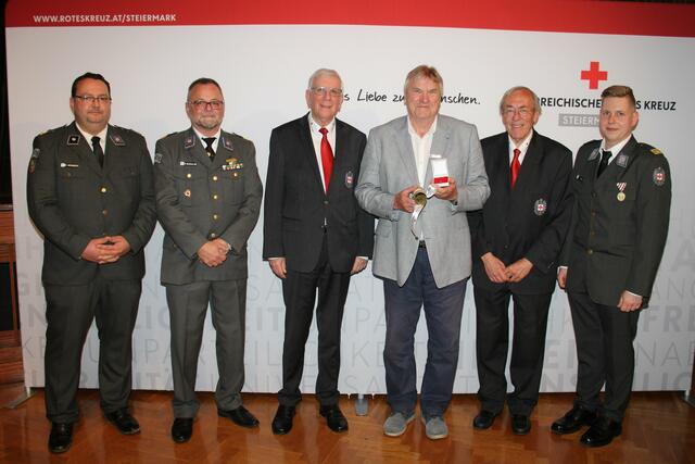 Anton Schober, Bezirksleiter des Zivilschutzverbandes Steiermark (3. v. r.) mit seiner Ehrung. | Foto: Cescutti