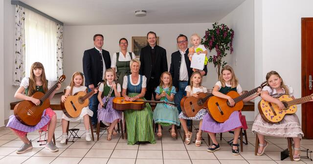 Musikschulleiter Martin Fischer (2 Reihe1.v.li), Bgmin. Karin Gorenzel (2.R.2.v.li), 
Pfarrer MMag. Dr. Josef Seeanner (2.R.2.v.re), 
Vzbgm. Ing. Peter Hießberger mit Sohn Gabriel (2.R.1.v.re), Sonja Gottschlich (1.R.4.v.li) mit den MusikschülerInnen. | Foto: Manfred Hanus