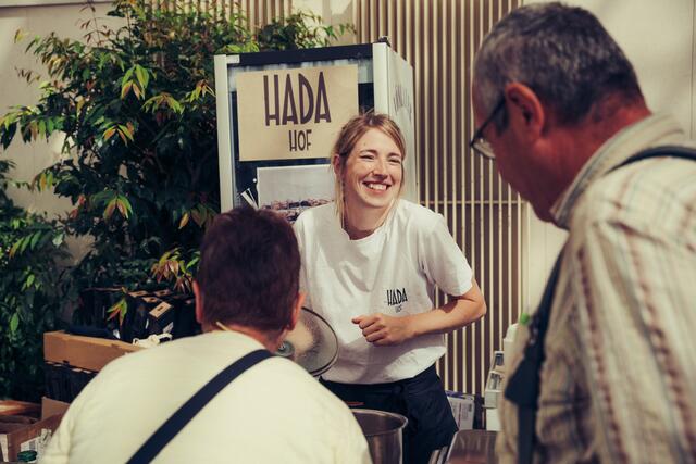 Verschiedene Bio Landwirtinnen und Landwirte zieht es in die Innere Stadt. An beiden Tagen lässt sich ideal der Wochenendeinkauf erledigen. | Foto: Alex Gotter