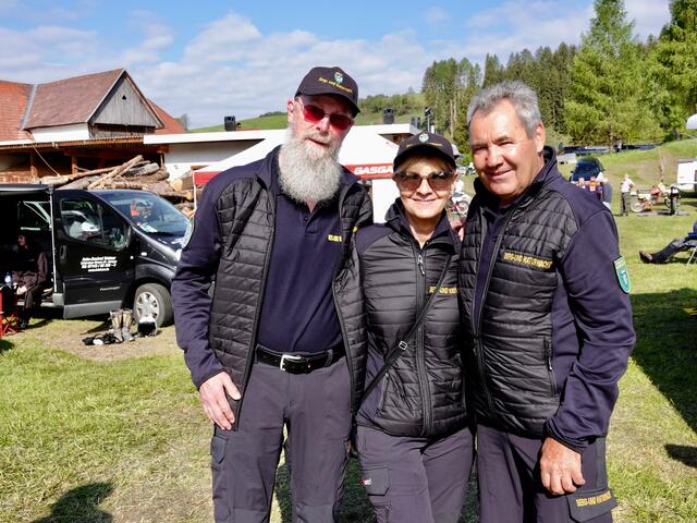 Das Team der Berg- und Naturwacht kontrollierte die Einhaltung der Umweltschutzauflagen, z. B. Matten unter jedem Motorrad im Fahrerlager: „Wir sind zufrieden!"