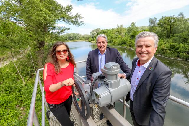 In die Oberen Lobau gibt es eine neue Zuleitung, sie wurde von Stadträtin Ulli Sima, Bezirksvorsteher Ernst Nevrivy (Mitte) und Gemeinderat Josef Taucher (alle SPÖ) in Betrieb genommen. | Foto: Stadt Wien/Christian Fürthner
