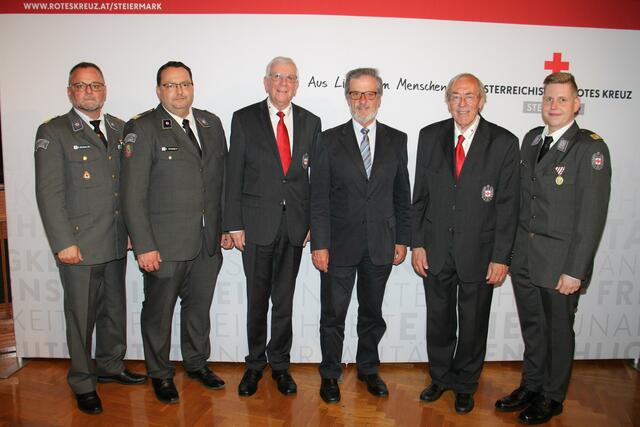 Die Rotkreuz-Verantwortlichen der Bezirksstelle mit Steiermark-Präsident Werner Weinhofer und Bgm. Engelbert Huber | Foto: Cescutti
