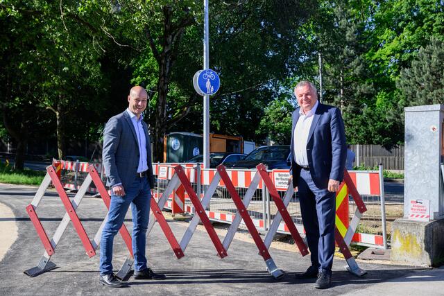 Vizebürgermeister Martin Hajart und Landesrat Günther Steinkellner (rechts) auf der neuen Radwegrampe. | Foto: Fotokerschi.at