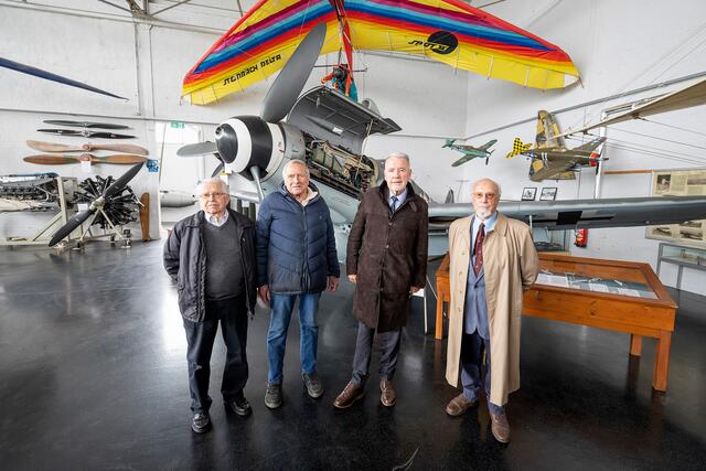 Kurt Steiner, der Obmann des Vereins Flugmuseum Aviaticum Gottfried Zach, Bürgermeister Klaus Schneeberger und Stadtrat a.D. Peter Hoffmann. | Foto: Stadt Wiener Neustadt/Weller