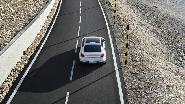 Durch den Wechsel von Front- zu Heckantrieb bei den Single Motor Modellen ist der aktualisierte Polestar 2 noch spielerischer und agiler zu fahren. | Foto: Polestar