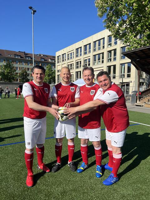 Christoph Zarits, Maximilian Köllner, Nikolaus Berlakovich und Christian Ries beim Match in der Schweiz. | Foto: FC Nationalrat, Manu Friederich