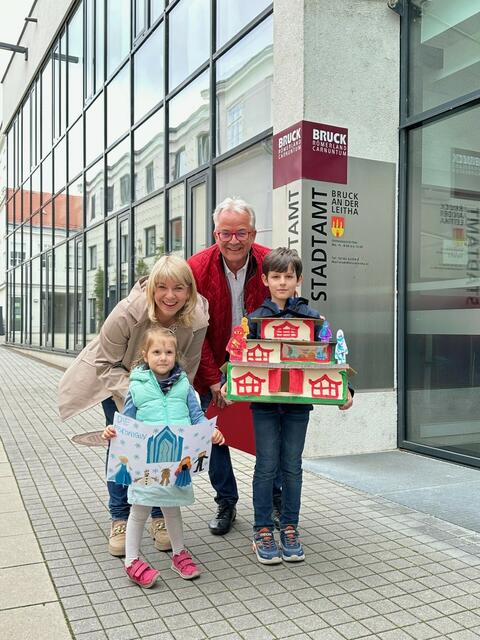 Stadträtin Lisa Miletich, Bürgermeister Gerhard Weil und die beiden Sieger Valentina Widler und Teo Magyar | Foto: D. Pschill