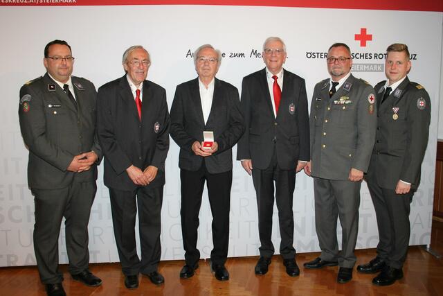 Josef Moritz (3. v. l.) erhielt die Henry-Dunant-Medaille dreifach in Gold für seine Verdienste. | Foto: Cescutti