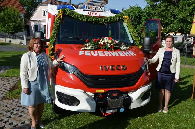 Das neue Kleinlöschfahrzeug der Feuerwehr Gaas präsentierten beim Festakt die Fahrzeugpatinnen Roswitha Kraller und Romana Karlovits. | Foto: Bezirksfeuerwehrkommando Güssing