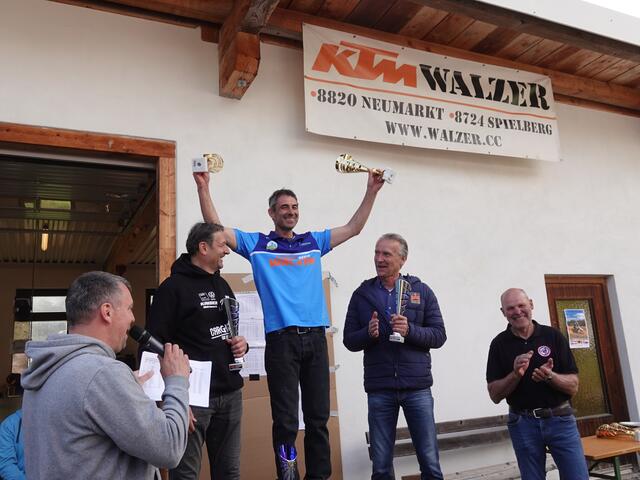 Geschafftt! Berni Walzer wurde Gesamtsieger der 32. Neumarkter Wertungsfahrt, hatte auch die schnellste Sonderprüfungszeit im Hexenkessel der Zechner-Schottergrube. V. l. Sprecher Thomas Katzensteiner, Johann Kaiser, Berni Walzer, Peter Bousn und als Gratulant ESA-Obman Alfred Steinwider.