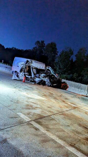 Der Kastenwagen wurde bei dem Unfall schwer beschädigt. | Foto: FF Ebelsberg (Studener/Reisinger)