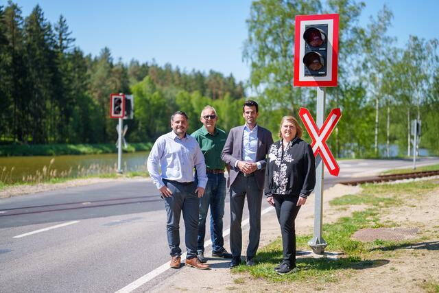 Projektleiter Michael Tschudnig, Waldviertelbahn-Leiter Herbert Frantes, LH-Stellvertreter Udo Landbauer und Niederösterreich Bahnen-Geschäftsführerin Barbara Komarek bei der neu gestalteten Eisenbahnkreuzung an der L62. | Foto: NB/Bollwein