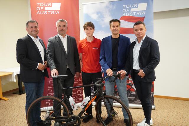 Die "Tour of Austria" (Nachfolgeevent der Österreich Radrundfahrt) startet mit der 1. Etappe in Bad Tatzmannsdorf: Bgm. Stefan Laimer, LR Heinrich Dorner, Jakob Sertic, Burgenland Tourismus-Geschäftsführer Didi Tunkel, Richard Senninger (Geschäftsführer Bad Tatzmannsdorf Tourismus) | Foto: Michael Strini