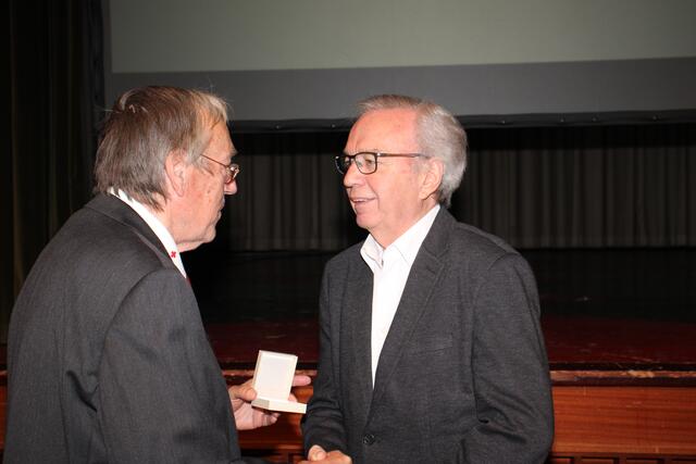 Bezirksstellenleiter Ernst Meixner gratulierte Josef Moritz zu Dreifach-Gold. | Foto: Cescutti