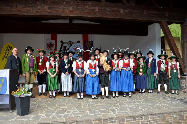 Die Siegermannschaft des Bataillons Kufstein mit dem Wanderpokal mit den weiteren PodestplatzTeams aus Schwaz und Hörtenberg | Foto: BTSK/Erna Pfeifer