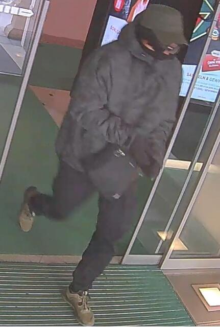 Die Polizei fahndet nach diesem Tatverdächtigen. Kennst du ihn? | Foto: LPD Wien