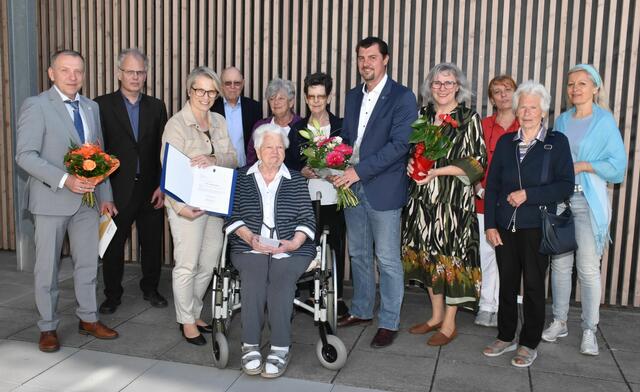 1. Reihe: Josef Ramharter, Manuela Herzog, Jubilarin Johanna Mantsch, Rainer Hirschmann, Heidemarie Hrauda, und Wilma Schwanda
2. Reihe: Friedrich Mikesch, Leopold Weidmann, Dorothea Zuba, Maria Weidmann, Manuela Heuing und Margit Biedermann (jeweils v.l.) | Foto: PBZ Waidhofen