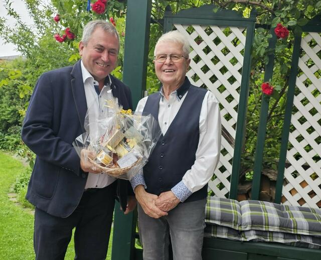 Bürgermeister Bernhard Karnthaler mit Jubilar Hans Hailzl. | Foto: Gemeinde
