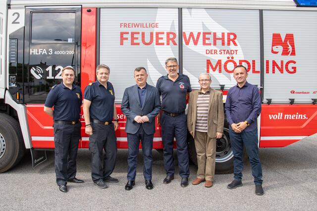 Eine Abordnung der Freiwilligen Feuerwehr Mödling unter der Führung von Feuerwehrkommandant Werner Hauser begrüßte den albanischen Innenminister. | Foto: ffmoedling.at