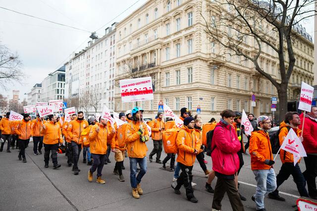 Am Dienstag streiken Fahrradkuriere von Lieferando und Foodora. Nicht das erste Mal, bereits im März gab es solche Bilder. | Foto: EVA MANHART / APA / picturedesk.com