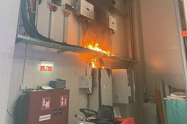 Brandalarm im Gewerbegebioet Hall: Dank des schnellen Eingreifens der ersten Einsatzkräfte konnte der Brand kurz nach ihrem Eintreffen von einem Atemschutztrupp mit mehreren CO2-Löschern erfolgreich gelöscht werden.  | Foto: FF Hall