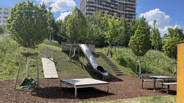 Hinter dem Parkband ist die S-Bahn auf ihrer Stammstrecke unterwegs. | Foto: Kathrin Klemm/RMW