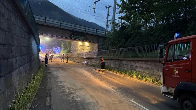 Auf Höhe der dortigen Straßenunterführung kollidierte er mit dem Bagger gegen die Unterseite der Brücke. | Foto: FF Spittal