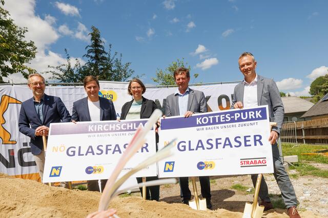Martin Fassl (GF Breitband Holding), Abgeordneter zum Nationalrat Lukas Brandweiner, Bürgermeisterin Christina Martin, Bürgermeister Josef Zottl, Reinhard Baumgartner (GF nöGIG) - v.l. | Foto: Rainer Fehringer