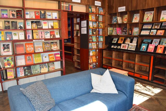 Die Regale werden langsam leer. Die Buchhandlung muss aufgrund steigender Kosten schließen.  | Foto: Rieger/RMW