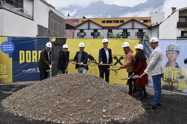 Dipl.-Ing. Jürgen Kitzmüller, Kitzmüller Architektur, Dr. Herbert Waldner, Aufsichtsratsvorsitzender der Raiffeisenbank Tirol Mitte West eGen, Mag. (FH) Andreas Wolf LL.M., Vorstandsvorsitzender der Raiffeisenbank Tirol Mitte West eGen,  Christian Härting, Bürgermeister der Marktgemeinde Telfs, Mag. Arch. Raimund Wulz, Geschäftsleitung Architekturhalle Telfs KG, DI Todorka Dora Iliova, Architektin, Ing. Herbert Pichler, Tech. NL-Leiter der Porr Bau AG.