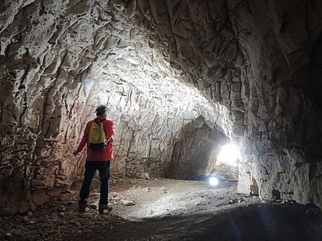 ein Blick in die 130 m lange Höhle.